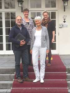 Wethouder Anne Brommersma van gemeente De Bilt, Dik v.d. Meent, Hilda van Min en Hanneke Eilers van Steunpunt Vluchtelingen De Bilt